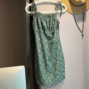 Cute summer dress, hugs all the rights spots size small